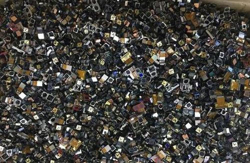 多数家庭选择扔掉的旧手机,每回收1000万台,就能提取120公斤黄金